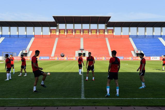 巴黎vs拜仁球迷挂出横幅：滚蛋，财阀纳赛尔！